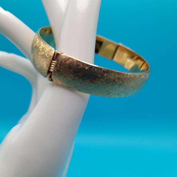 Vintage Signed Monet Gold Plated Hinged Bracelet, Classic Bangle, 6.5 Inches - Picture 6 of 11